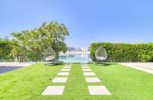 Palm Jumeirah Villa | 6-br Elegant Villa on Palm Jumeirah with Big Garden Space