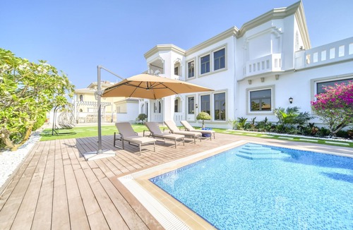 Palm Jumeirah Villa | 6-br Elegant Villa on Palm Jumeirah with Big Garden Space
