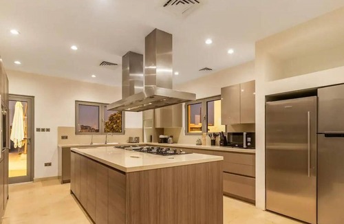 Palm Jumeirah Villa | 6-br Villa on Palm Jumeirah with the swimming pool, beach access and gym