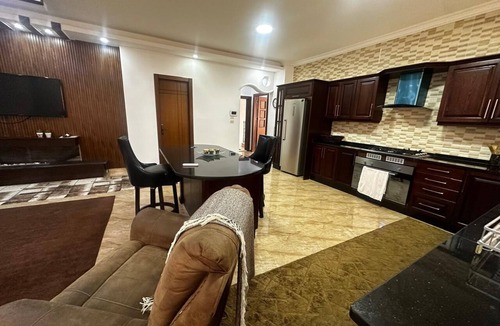 Suwailih Apartment | (8) 3-bedroom apartment near shopping and hospitals, free parking, WiFi, AC