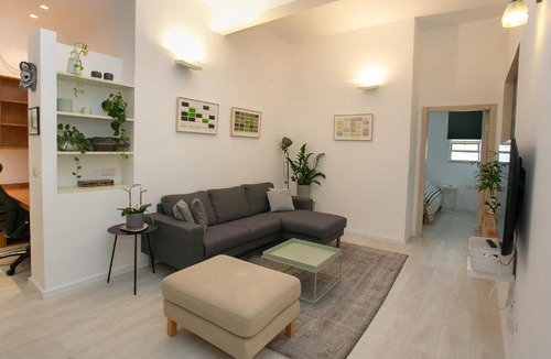 Tel Aviv City Center Apartment | 9 Sderot Chen - By Beach Apartments TLV