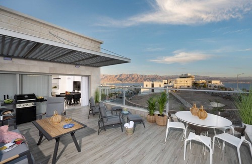 Eilat Apartment | A beautiful large sea view penthouse in Eilat with a private pool