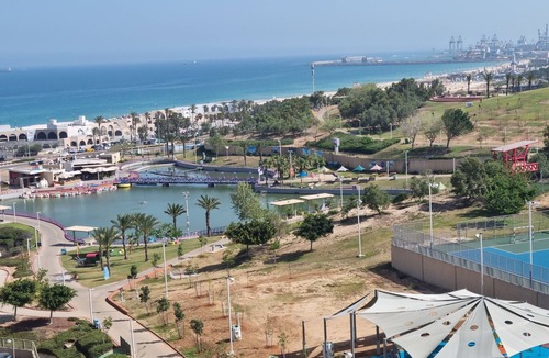 Ashdod Apartment | A few dozen meters from the beach, bright apartment with sea and park views.