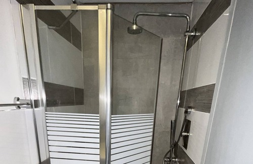 Hefer Valley Apartment | A new and spacious apartment with a private yard and jacuzzi