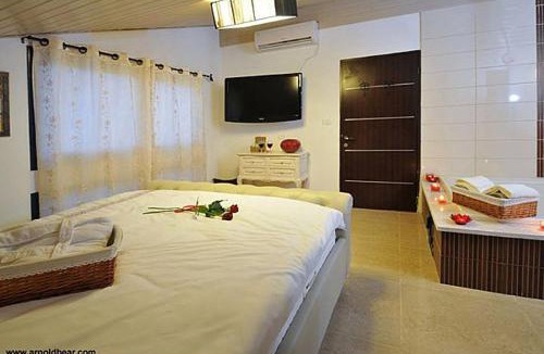 Safed Cabin | A Window to Kinneret