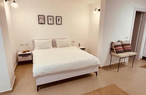 Rosh Pinna Apartment | Accommodation at Miss Daisy - להתארח אצל מיס דייזי