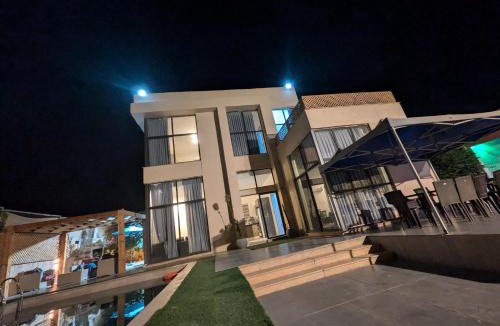 Al Jizah Ski Chalet | Aeropuerta Mini Villa - Private self check-in Layover near Airport