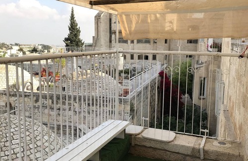Jerusalem City Centre House | Airy, cozy, comfortable room & bathroom at the Jewish quarter of The Old City