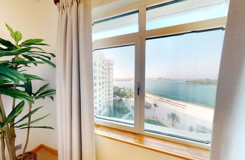 Palm Jumeirah Apartment | Al Dabas Beach Views, 3BD Sleeps 6, Beachfront