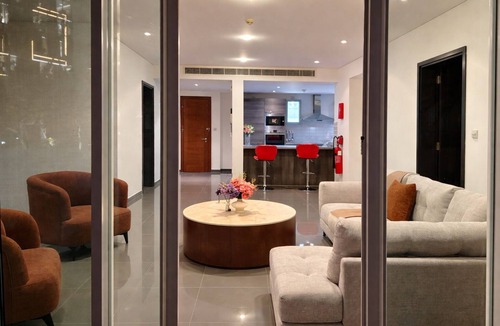 Muscat Apartment | Almouj Luxury Apt I Opposite to Kempinski & VOCO I 5 Min Walk to Beach I Muscat
