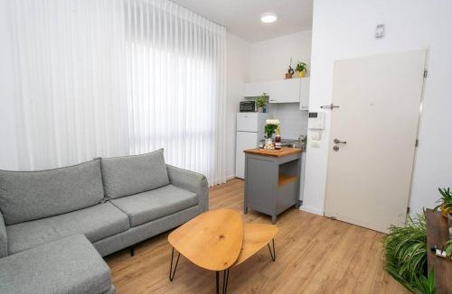Tel Aviv City Center Apartment | Amazing Dizengoff Square Home