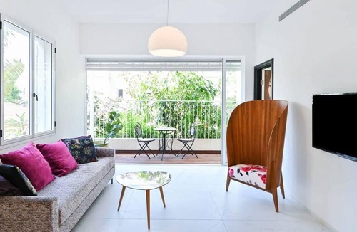 Tel Aviv Promenade Apartment | Andy Warhol at Hakerem by Holyguest