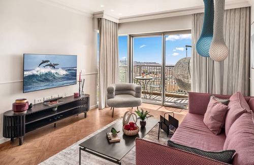 Jerusalem City Centre Apartment | Angelic 1BR Savion View Apartment with Temple Mount View from the Balcony