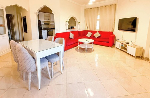 Al Mamsha El Seyahi Apartment | Apartment with a big swimming pool and balcony
