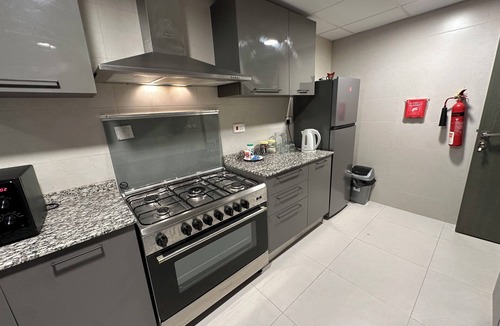 Al Ghubrah Ash Shamaliyyah Apartment | Apartment with modern amenities