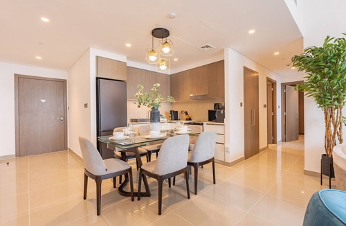 Dubai Apartment | Apartment with Stunning Canal Views, Just Minutes from Dubai Mall and Burj Khalifa