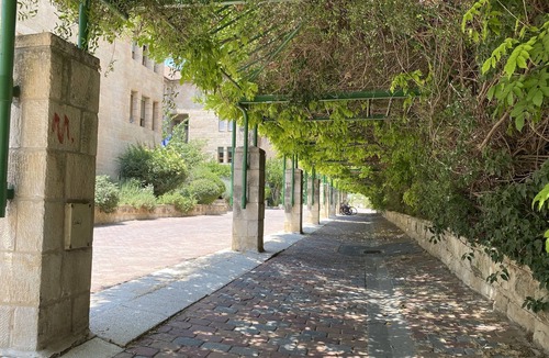 Emek Refaim Apartment | Bajayo Estate - Peaceful & neat