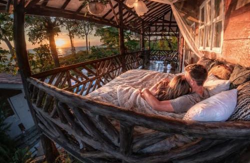 Pochomil House | Balcony Bedroom Suite w Romantic Sunsets - AC - Pool