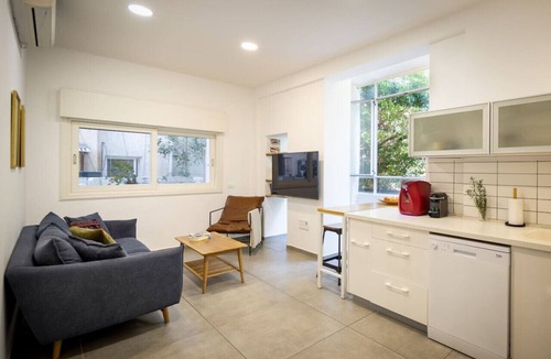 Old North Apartment | Bauhaus Sea-Side Garden Haven by Sea N' Rent