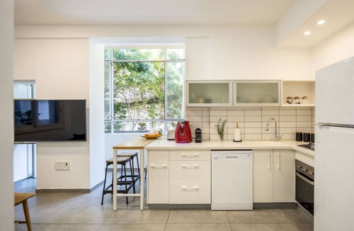 Old North Apartment | Bauhaus Sea-Side Garden Haven by Sea N' Rent