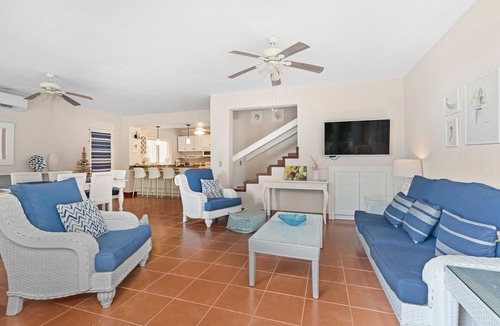 El Ocotal Villa | Beach, pools & dining-steps away! Monkeys too!