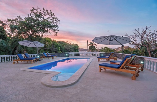 Playa Flamingo Villa | Beach vibes & sunset views! Pool, sleeps 10! Playa Flamingo, Villa Aves.