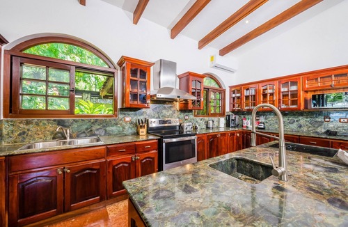 Tamarindo Villa | Beachfront 10BR Luxury Villa in Tamarindo – Walk to Town & Surf