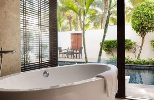 Salalah Hotel | Beachfront Accommodations! Outdoor Pool, Spa Center, Complimentary Parking!