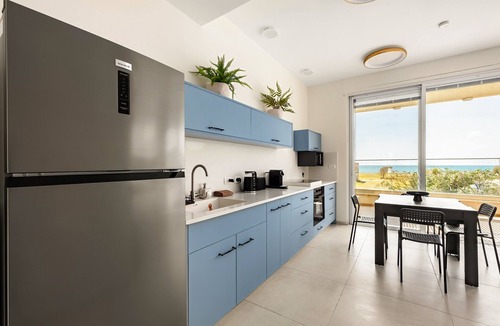Shavei Zion Apartment | Beachfront Apartment with Balcony and Rooftop Pool