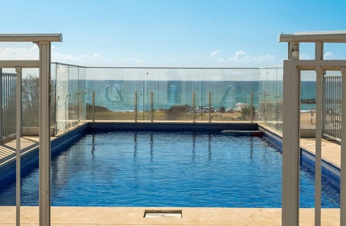 Shavei Zion Apartment | Beachfront Apartment with Balcony and Rooftop Pool