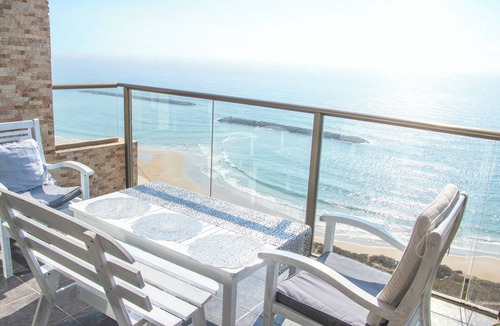 Netanya Apartment | Beachfront Bliss. 3 bedroom. Privacy