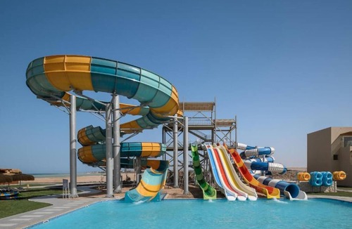 Hurghada Resort | Beachfront Haven: 4 Pool-view Rooms, Kids’ Club, Aquapark, Games & Red Sea Views