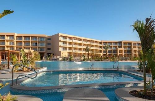 Hurghada Resort | Beachfront Haven: 4 Pool-view Rooms, Kids’ Club, Aquapark, Games & Red Sea Views