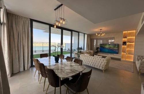 Dubai Villa | Beachfront Villa with Heated Private Pool & Jacuzzi