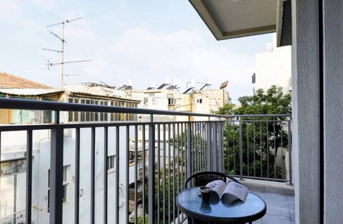Tel Aviv Apartment | Beautiful 2-bedroom apartment. Modern just a few steps from Bd Rotchild