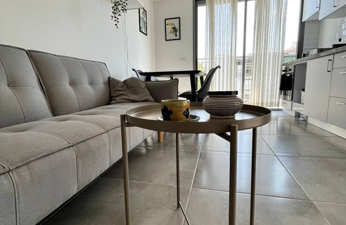 Tel Aviv Apartment | Beautiful 2-bedroom apartment. Modern just a few steps from Bd Rotchild