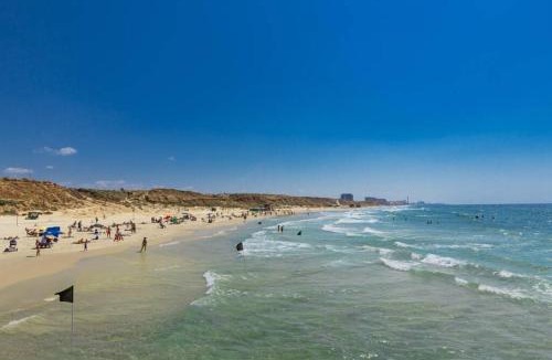 Herzliya Pituach Apartment | Beautiful 2bd family apt by the beach - pool & parking & gym