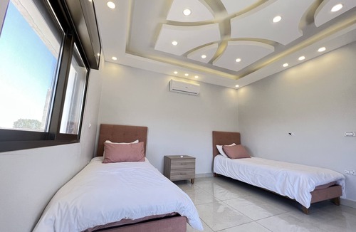 Al Kafrayn Villa | Beautiful 7 beds Villa & Pool near Deadsea