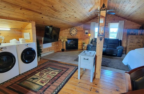 Colonial Pine Hills Cabin | Beautiful & Comfy CABIN Retreat with abundant wildlife, WIFI and AC