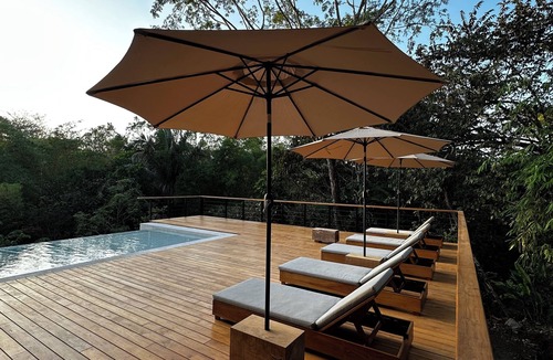 Montezuma Villa | Beautiful Teak Living Space at Taru Rentals