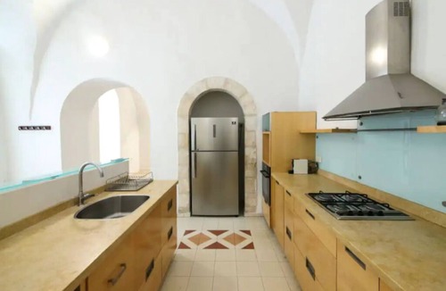 Musrara Apartment | Beautiful townhouse with studio and private garden 2 blocks from old city