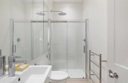 Madinat Zayed Apartment | Beautiful two bed in Central London - Kensington