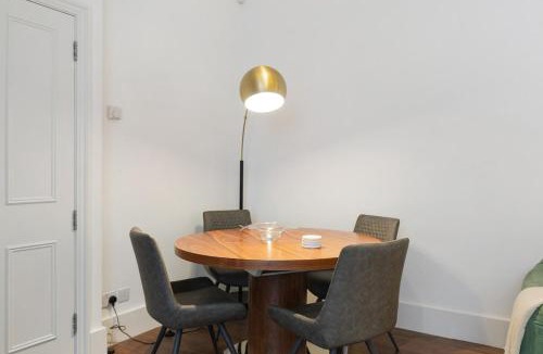 Madinat Zayed Apartment | Beautiful two bed in Central London - Kensington