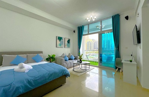 Dubai Marina Apartment | Big Studio w/Balcony and easy access to the Beach in Marina