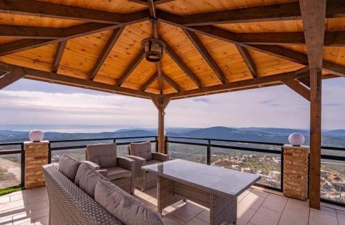 Ein Al-Asad Villa | Blue lake luxury villa for families