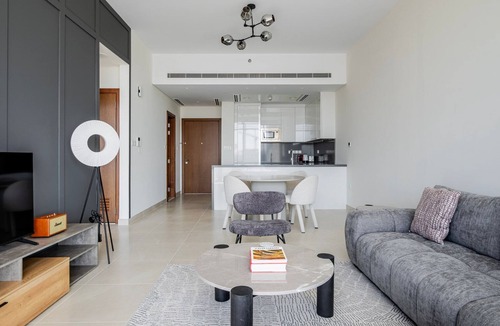 Al Wasl Apartment | Blueground | Al Wasl, pool, nr Canal