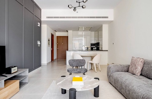 Al Wasl Apartment | Blueground | Al Wasl, pool, nr Canal