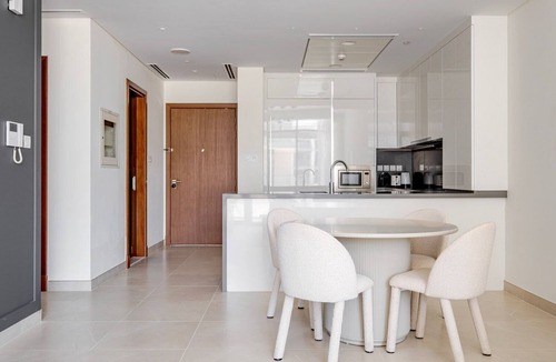 Al Wasl Apartment | Blueground | Al Wasl, pool, nr Canal