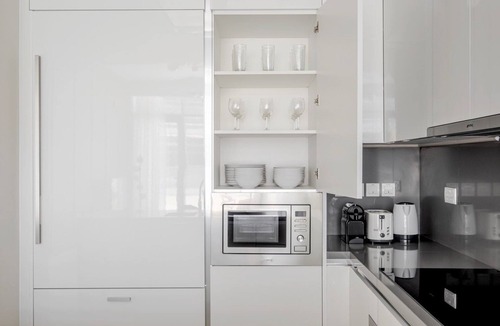 Al Wasl Apartment | Blueground | Al Wasl, pool, nr Canal