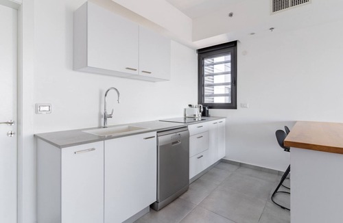 Tel Aviv Apartment | Blueground | Bitzaron, Spacious, Balcony (TLV-40)